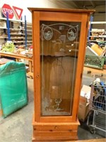 WOOD GUN CABINET W/ETCHED GLASS DOOR  HAS A KEY