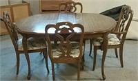 Dining room table and one leaf with 4 cloth