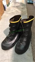 Size 9 slip over your shoe rubber boots, (493)