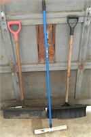 SHOVELS & SQUEEGEE