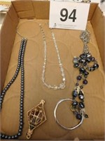 Flat of necklaces, black pearls, stone and