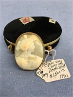 Lot of, beautiful vintage cameo brooch comes with