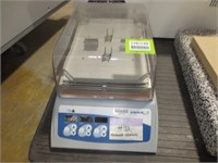 Incubating Microplate Shaker