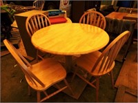Round Pedestal Table & Chairs
