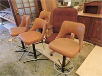 4 Bar Stools & Office Chair