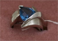 14K WHITE GOLD MODERN RING WITH TRILLIANT CUT BLUE