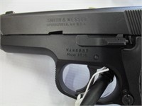 Smith & Wesson 9 MM