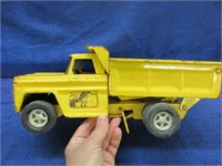 vintage 1966 structo yellow dump truck 16in long