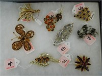 Jewelry - Tray of vintage rhinestone brooches