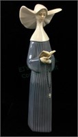 Lladro Porcelain Figure 5500 Nun Carrying Book