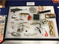 ASSORTMENT OF VINTAGE AND ANTIQUE FISHING ITEMS