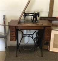 Antique Oak Cabinet Singer Treadle Sewing Machine