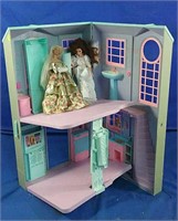 Dollhouse with two dolls
