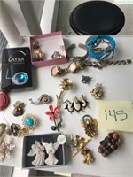 Jewelry lot - Pins, rings and watches