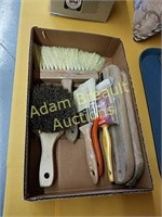 Assorted paint and fabric cloth brushes