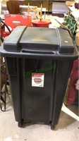 Rubbermaid 50 gallon roughneck covered trash can