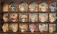 SELECTION OF TEACUPS AND SAUCERS