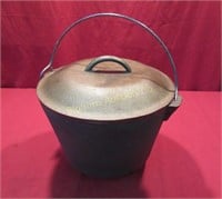 Footed Cast Iron #7 Bean Pot Kettle w/ Lid