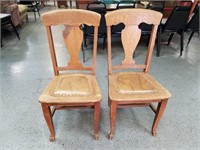 PAIR OF VTG OAK CHAIRS W LEATHER SEATS