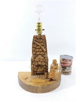 Lampe d'art populaire en bois sculpté