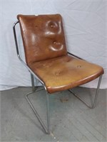 Chaise vintage design en faux cuir