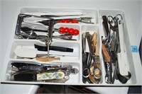 TRAY OF ASSORTED STAINLESS FLATWARE AND KITCHEN