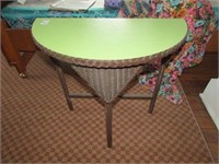SMALL WICKER TABLE WITH PAINTED TOP