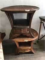 Lot with two wicker side tables with oval tops and