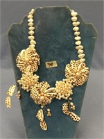 Fabulous necklace of freshwater pearls and shell
