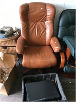 Lot with: brown leather "Stressless" chair and a b