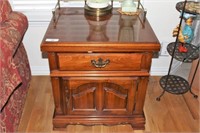 Thomasville 1 Drawer Side Table with Cabinet