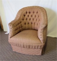 Button tufted back upholstered tub chair
