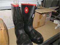 PAIR OF RUBBER BOOTS SIZE 8