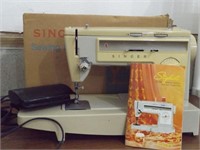 SINGER SEWING MACHINE IN BOX W/ BOOKLET