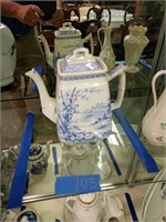 Early Tea Pot With Lid