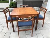 TEAK DINING ROOM TABLE WITH FOUR CHAIRS