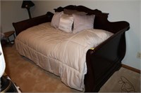 MAHOGANY SLEIGH BED STYLE DAY BED WITH BEDDING