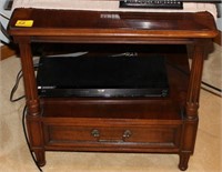 HENREDON WALNUT END TABLE