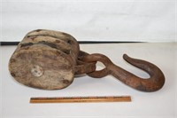 ANTIQUE WOOD PULLEY !