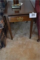 Traditional style lamp table w/drawer,