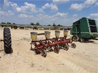 LL- 3PT IH 87 -4 ROW PLANTER