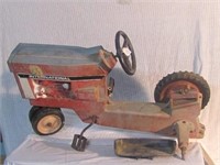 IH PEDDLE TRACTOR (MISSING PARTS)