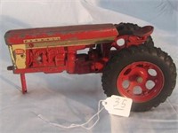 FARMALL 560 1/16TH TRACTOR (MISSING PARTS)