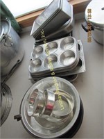 Approx 30 pcs of metal bakeware (see pics)