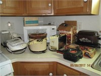 11 Pcs Of Kitchen Appliances: Crock Pots,