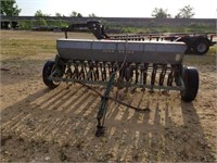 LL- VINTAGE JD GRAIN DRILL