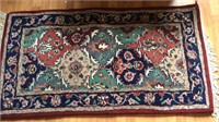 Area rug approximately 28 x 40