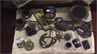 SELECTION OF ASSORTED TRINKETS INCLUDING A BRASS