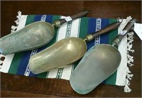 SELECTION OF THREE VINTAGE BRASS SCOOPS