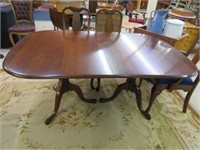 MAHOGANY QUEEN ANNE DINING TABLE WITH 2 LEAVES